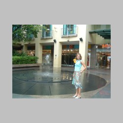 skaczaca fontanna w Bugis i Ala.html